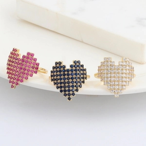 Chic pixelated heart rings with sparkling crystals in gold plating for women