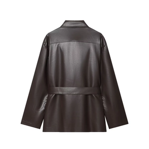 Veste longue en similicuir marron foncé avec ceinture, vue de dos sur blanc