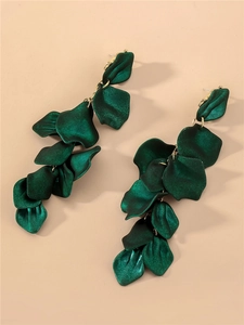 Détail de longues boucles d'oreilles pétales vert foncé avec maillons dorés fins