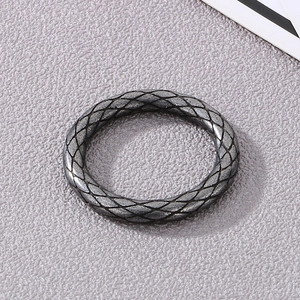 Macro-opname van punk roestvrijstalen ring met vintage slangenschubben textuurdetails