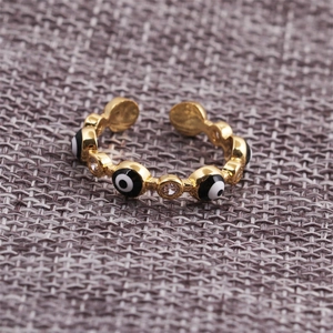 Detailansicht eines vergoldeten Evil Eye Rings mit Emaille und Zirkonia Steinen
