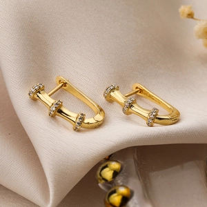 Élégantes boucles d'oreilles en U géométriques dorées motif bambou avec zircons blancs