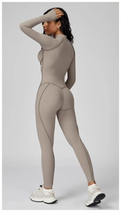 Vista posteriore del body a maniche lunghe beige scuro con dettagli di cuciture modellanti