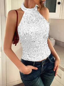 Detailaufnahme des weißen Pailletten-Neckholder-Tops an einem Model in der Küche