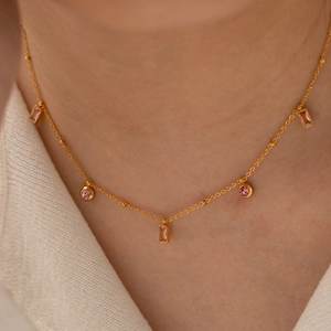 Chaîne en or 18 carats avec pendentifs géométriques roses circulaires et rectangulaires