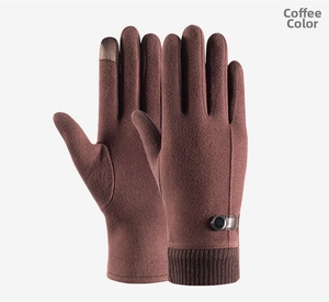 Détail de gants d'hiver café avec bout de doigt tactile et poignet coupe-vent côtelé