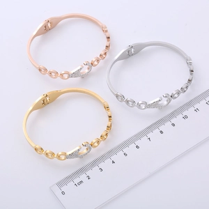 Set di tre bracciali in oro, argento e oro rosa con cristalli pavé e righello di misura