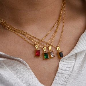 Détail de quatre colliers à pendentif zircon carré en rouge vert blanc et noir chic