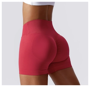 Detail der nahtlosen Yoga-Shorts mit hohem Bund und Scrunch-Butt-Lifting in Rosenrot