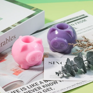 Gros plan de moules en silicone de cochon pour résine DIY et bougies d'aromathérapie