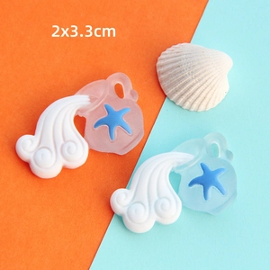 Dettaglio dei ciondoli a forma di bottiglia d'acqua marina in resina da 2x3,3cm per DIY