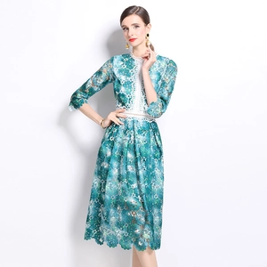 Robe midi élégante en dentelle bleu-vert avec broderie ajourée et taille haute