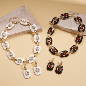 Parure de bijoux vintage en or avec émail blanc et noir et strass brillants sur pierres