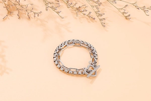 Dettaglio del bracciale a doppio strato in acciaio inossidabile argento con chiusura cuore