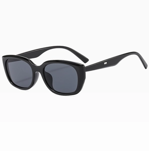 Detailansicht der schwarzen Cateye-Sonnenbrille mit Metallnieten und grauen Gläsern