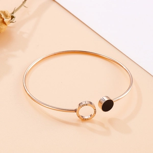 Bracelet jonc ouvert minimaliste en or rose avec anneau gravé et disque en résine noire