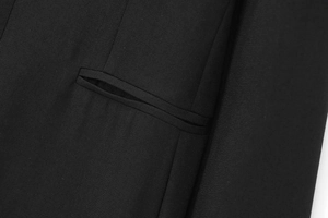Gros plan d'une poche cousue avec précision sur une robe noire à col en V au tissu texturé