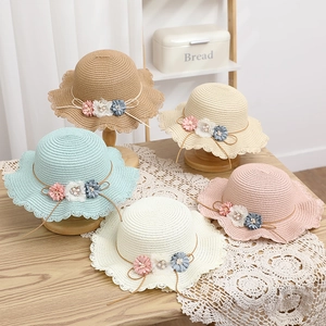 Set cappello di paglia per bambina con fiori e tesa ondulata per spiaggia estiva