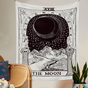 Dettaglio dell'arazzo dei tarocchi La Luna appeso in una stanza con arredi bohémien