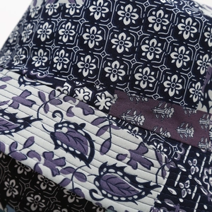 Dettaglio del cappello da sole patchwork bohémien con motivi floreali e cuciture di precisione