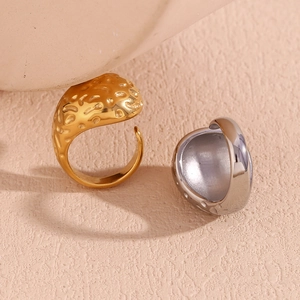 Détail de bagues en acier inoxydable plaqué or 18 carats et argent au fini martelé