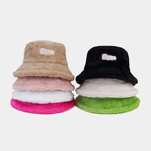 Bob en peluche épaisse avec broderie Happy en plusieurs couleurs pour l'hiver