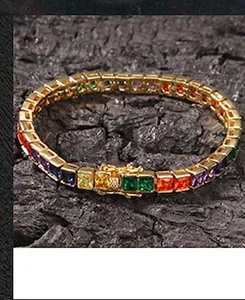 Dettaglio macro del bracciale tennis arcobaleno placcato oro con zirconi quadrati sfumati