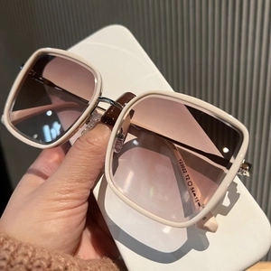 Lunettes de soleil carrées beiges élégantes avec verres dégradés marron et protection UV