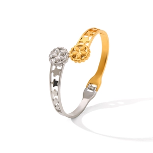 Détail du bracelet bicolore en acier inoxydable avec découpes d'étoiles et fleurs