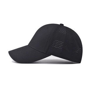 Dettaglio dei fori di ventilazione tagliati al laser su un cappello da baseball nero