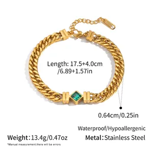 Détail du bracelet chaîne en acier inoxydable plaqué or 18 carats avec zircon vert
