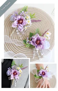Boutonnière et bracelet de mariage violet lilas avec marguerites blanches et perles