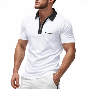 Nahaufnahme eines weißen Herren-Poloshirts mit schwarzem Reißverschlusskragen und Tasche