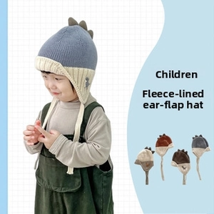 Dettaglio della fodera in pile ispessita del cappello in maglia per bambini