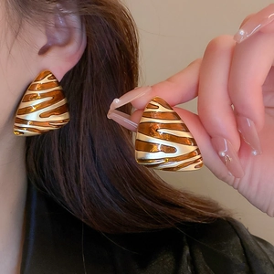 Boucles d'oreilles triangulaires vintage à rayures irrégulières et plaquées or