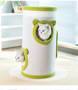 Detail eines Kratzbaums mit Katzenohreingang und grünem Rand aus robustem Sisal-Gewebe