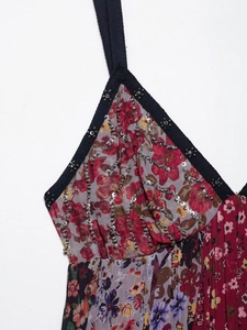 Dettaglio dell'abito floreale con perline di paillettes e spalline intrecciate