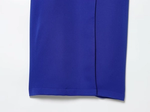 Détail de la robe courte bleu roi montrant les coutures de qualité et la texture du tissu
