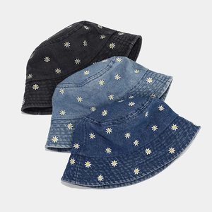 Tre cappelli da pescatore in denim con ricamo margherite in nero, blu chiaro e scuro