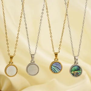 Round Pendant Necklace 304 Stainless Steel Natural Mother Of Artificial Pearl Abalone Shell 18K Gold Plated Rose Relief