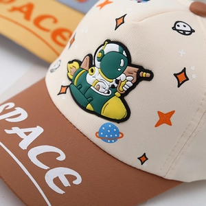 Casquette enfant astronaute beige et marron avec motif Space et appliqués thématiques