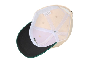 Détail de la doublure et des coutures de la casquette de baseball pour enfant avec boucle