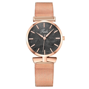 Montre élégante pour femme en maille or rose avec cadran noir à motif floral
