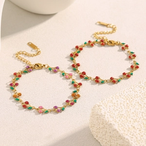 Bracelet en acier inoxydable doré 18K avec breloques cerises sur décor de pierre blanche