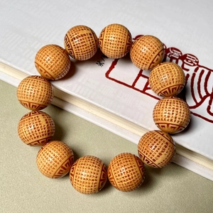 Bracciale buddista di perle in legno intagliato con scritture Zen su sfondo bianco