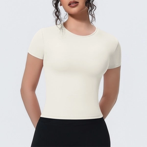 Détail du t-shirt de yoga crème avec tissu en maille respirante et col rond ajusté