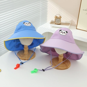 Dettaglio cappello sole panda per bambini con tessuto traspirante e cinturino con fischietto