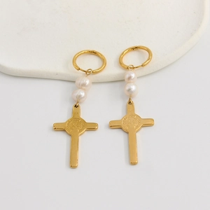 Boucles d'oreilles vintage croix dorée avec perles et médaille de Saint-Benoît