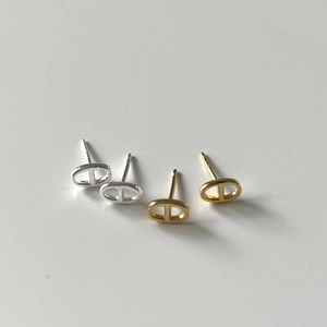 Macro shot of gold and silver pig nose anchor link stud earrings in 925 sterling silver