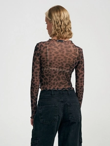 Vista posteriore di una donna che indossa un body in mesh trasparente leopardato